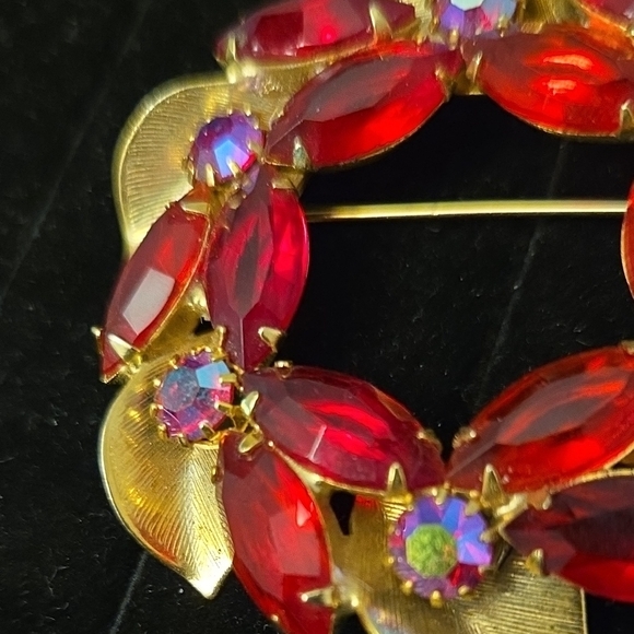 Vintage Juliana Red and Gold Wreath Brooch w/ Aurora Borealis - Picture 7 of 7